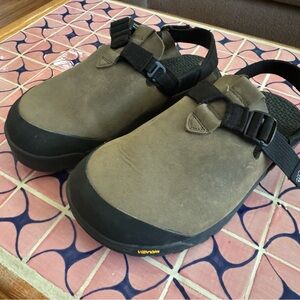 Bedrock Mountain Clog in Nubuck Leather, Driftwood. Men’s 9 / Women’s 10